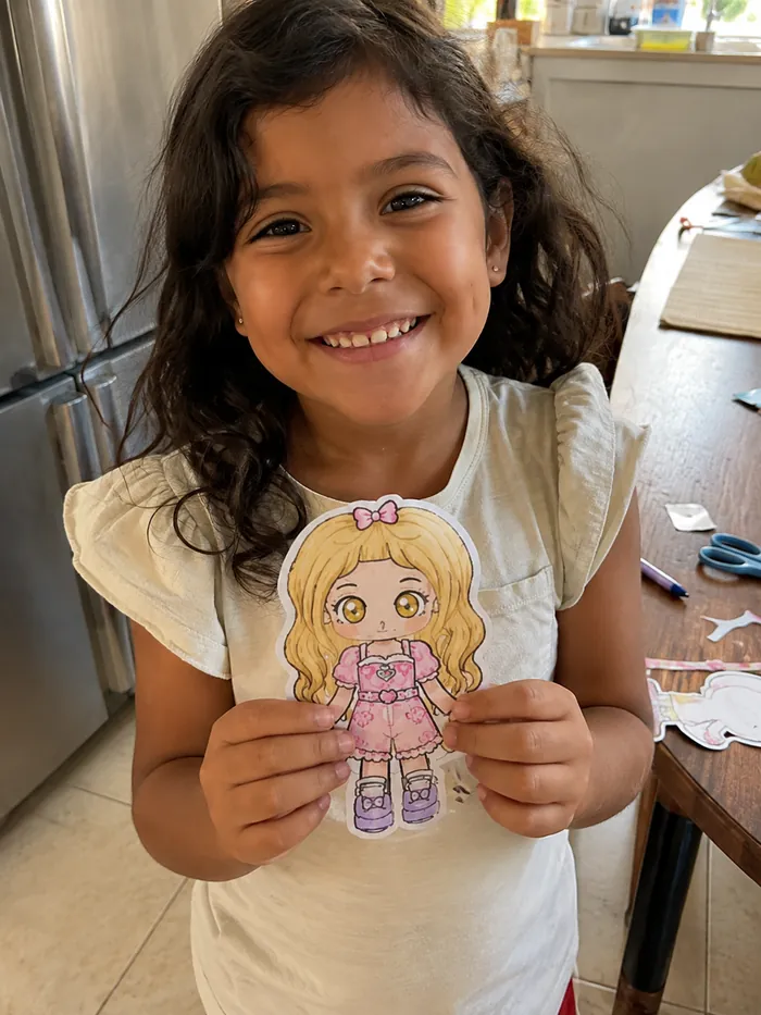 Niña jugando con las muñecas de papel — Guadalajara, México