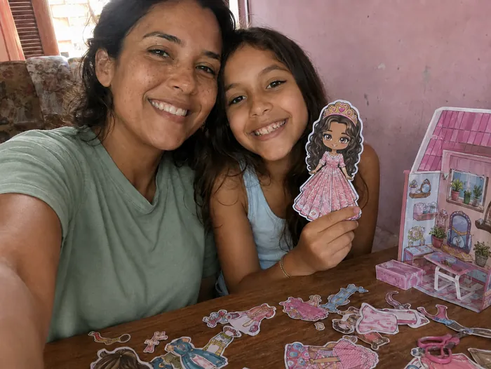 Mamá e hija sonriendo con su muñeca de papel